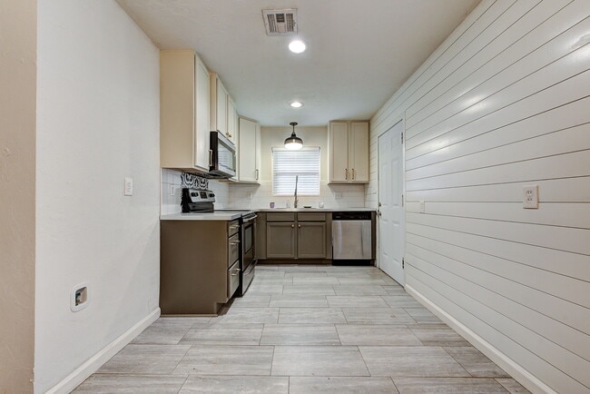 Building Photo - 1723 Churchill Way