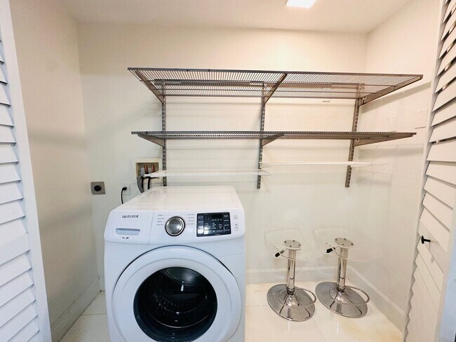 Building Photo - Bright and furnished 1/1 in classy remodel...