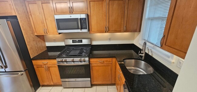 Building Photo - Spacious 1-Bedroom Townhouse in Scenic Area