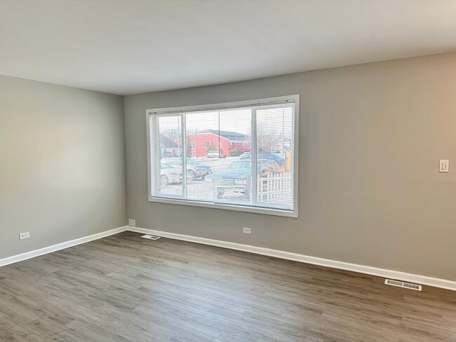 Building Photo - 1721 E Roosevelt Rd