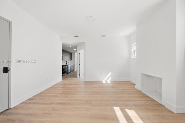 Building Photo - 403 SW 12th Ave