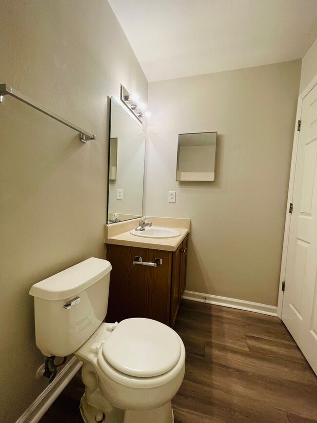 Building Photo - Townhouse off Hartsfield Road-$500 off first months rent!