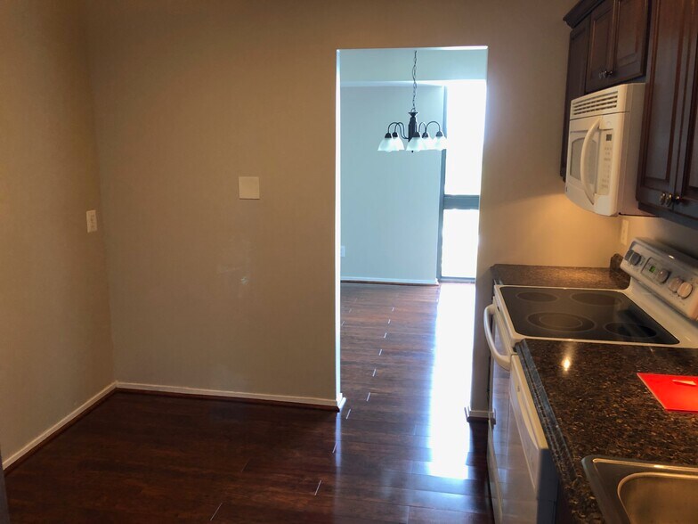 Kitchen - 2300 Pimmit Dr