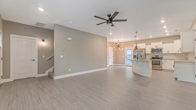 Building Photo - Welcoming Farmington Home Near Local Amenities