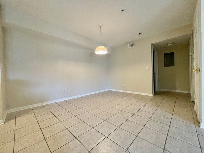 Building Photo - Spacious 1B/1B Unfurnished Condo near Beac...