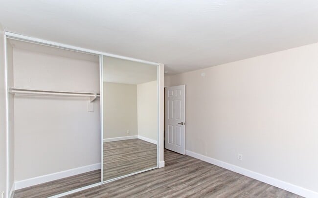 Building Photo - Downstairs End Unit 2 Bedroom Condo in Oceanside!