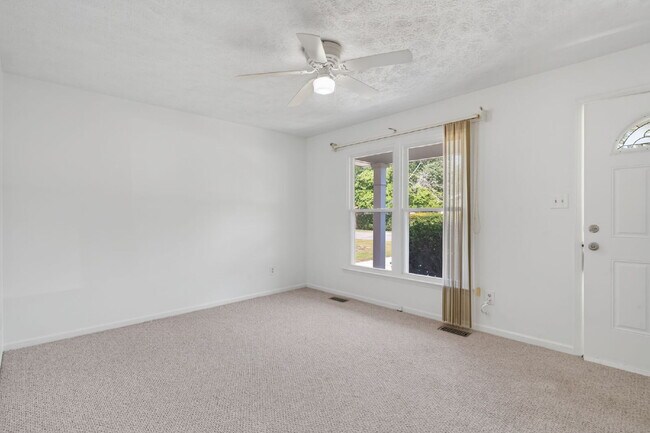 Building Photo - "Charming 3-Bed Home with Gleaming Hardwood Floors in Hope Mills!"