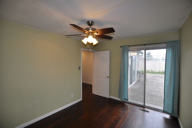 Building Photo - Spacious natural light filled remodeled ho...