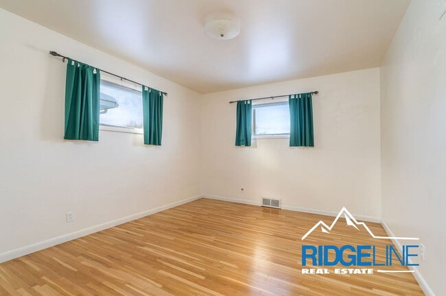 Building Photo - 204 19th Ave NW