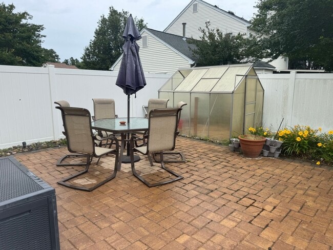 Building Photo - Spacious Three Bedroom Home
