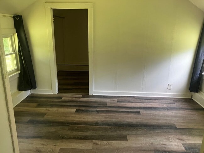 Building Photo - Quiet 1 Bedroom Country Cottage in Rural S...