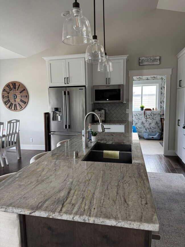 Building Photo - Stunning 6-Bedroom, 3-Bath Home in Prime L...