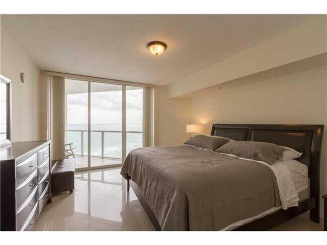 Building Photo - 16699 Collins Ave