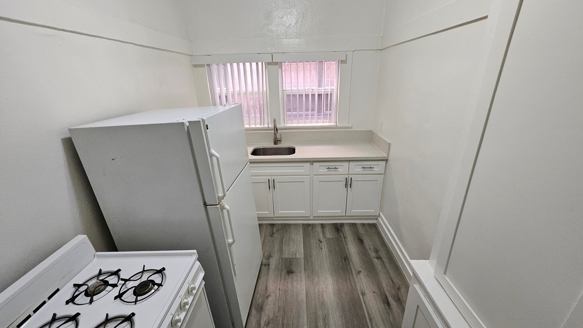 Building Photo - 1330 W 11th St