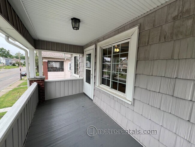 Building Photo - 2832-2834 Indianola Avenue