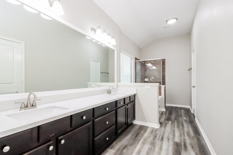 Building Photo - 21447 Sullivan Forest Dr