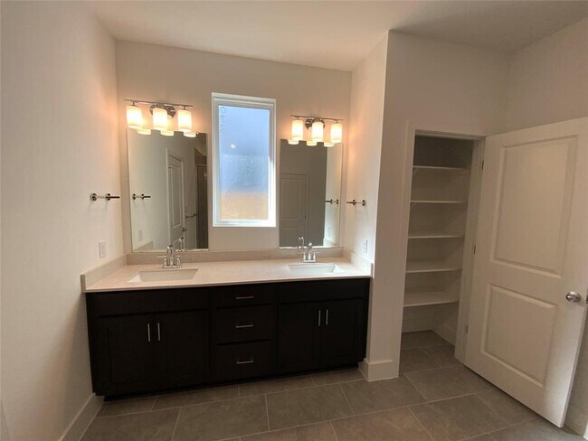Building Photo - 537 Bauer Lp