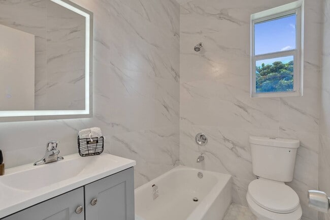 Building Photo - 2160 Bay Dr