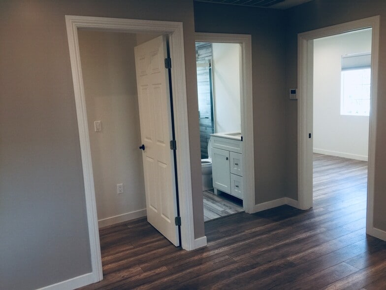 Building Photo - 9229 White Oak Ave