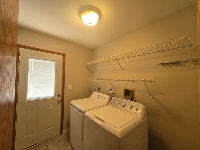 Building Photo - 1565 Old Barn Cir