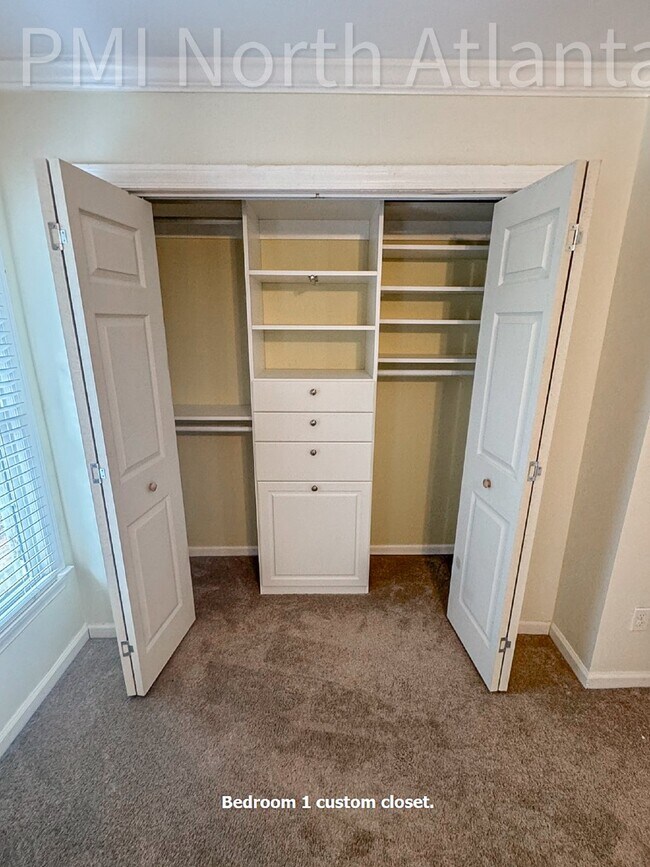 Building Photo - Easy Living in the Heart of Sandy Springs