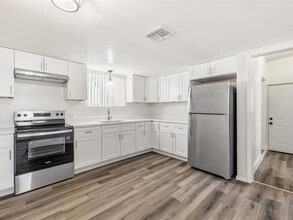 Building Photo - 2 Bedroom 2 Bathroom Home with Flex Space & Spacious Backyard!