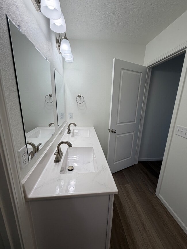 Building Photo - 188 E Sunset Cove Ln