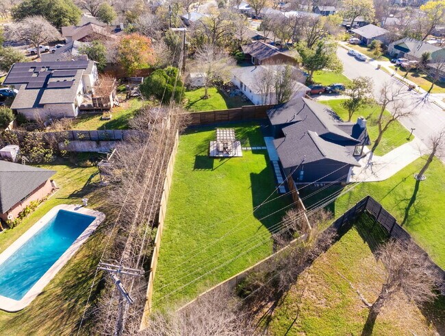 Building Photo - Gorgeous New Remodel with a Bright and Open Floorplan