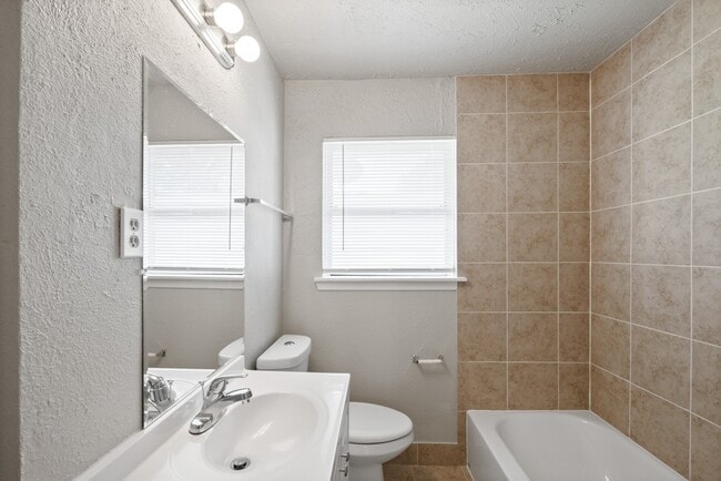 Building Photo - 8410 Bob White Dr