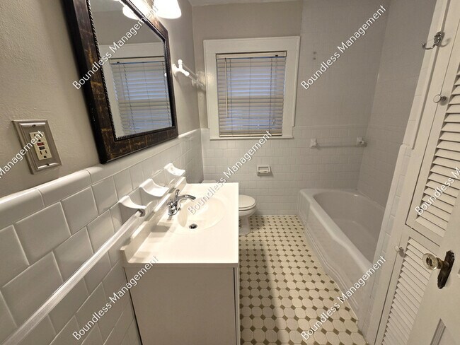 Building Photo - 2520 Constance St