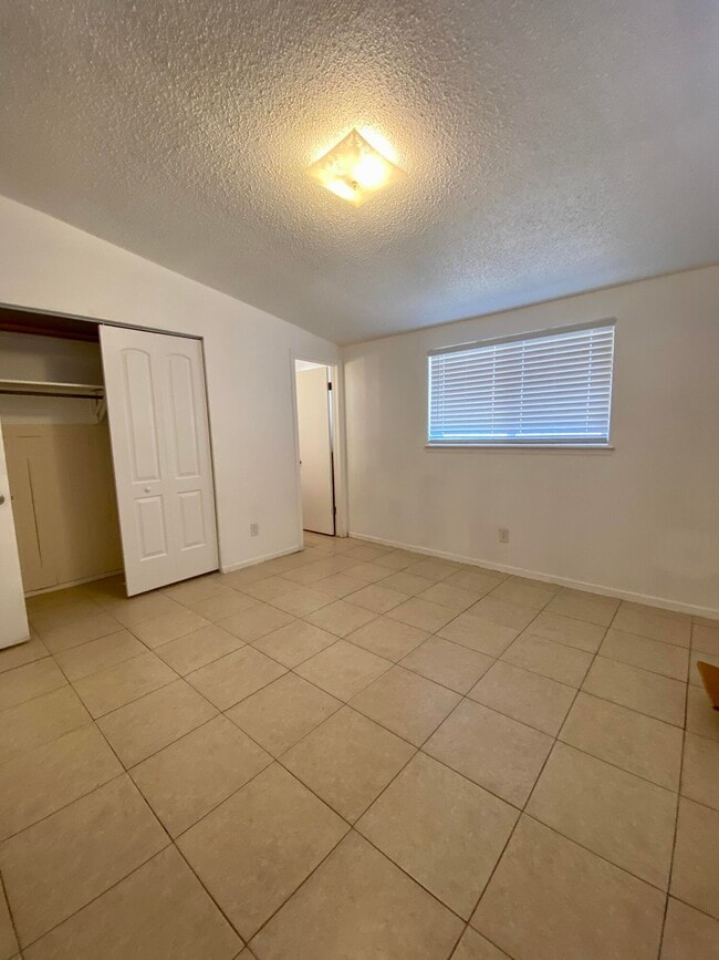 Building Photo - 10457 Omega Cir