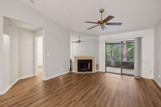 Building Photo - Charming Townhouse Retreat for Rent!