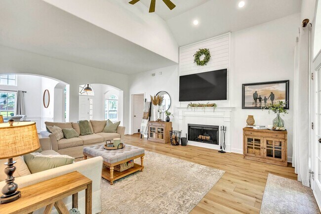 Building Photo - Gorgeously Updated 4 Bed/3.5 Bath in Tranquilla Hall - Buckhead