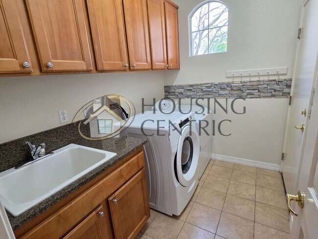 Building Photo - Beautiful Single Story Rental in Gated Serrano Community!