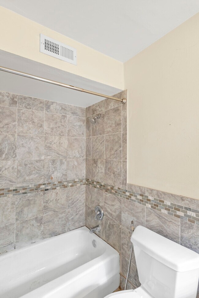 Building Photo - 1705 Robin Cir