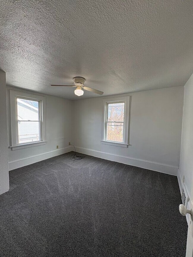 Building Photo - Large three bedroom one bathroom home for rent