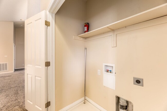Building Photo - Beautiful Townhouse in Great Location!