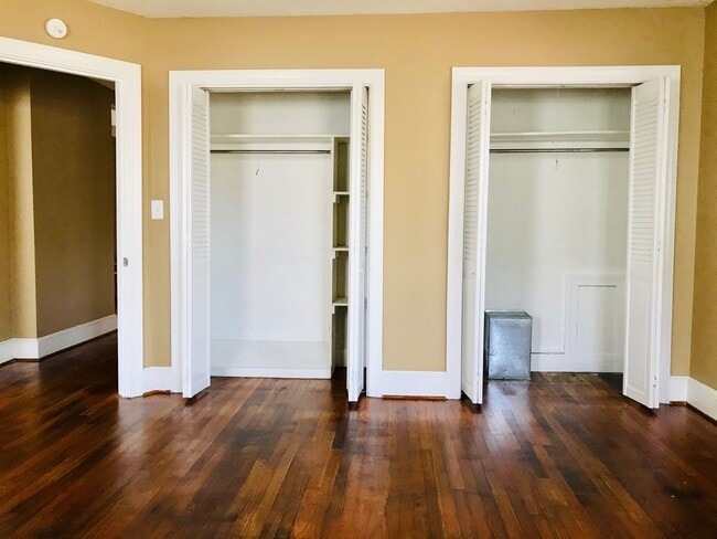 Building Photo - Rare Gem! Spacious and fantastic updated o...