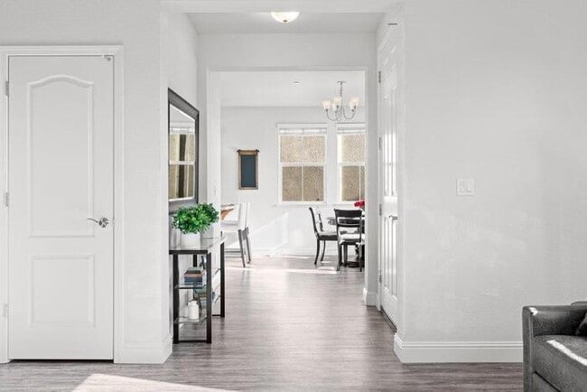 Building Photo - Beautiful Solar 3/2 located in Roseville! Across from Park! Gated Community!