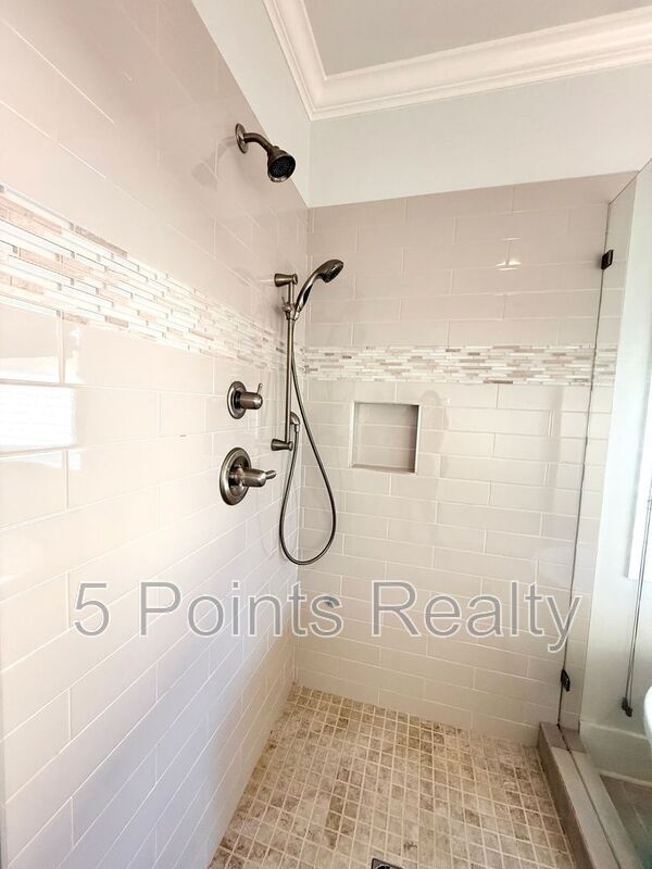 Building Photo - 2209 10th Ave S