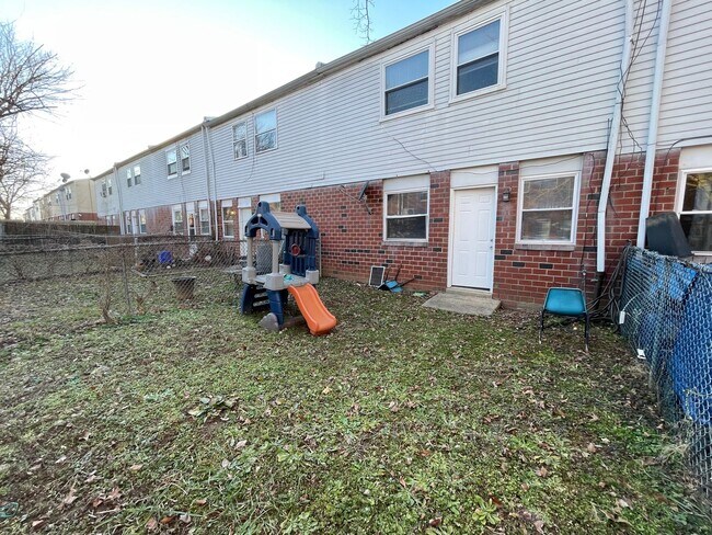 Building Photo - 2 BED 1 BATH 1ST FLOOR APARTMENT