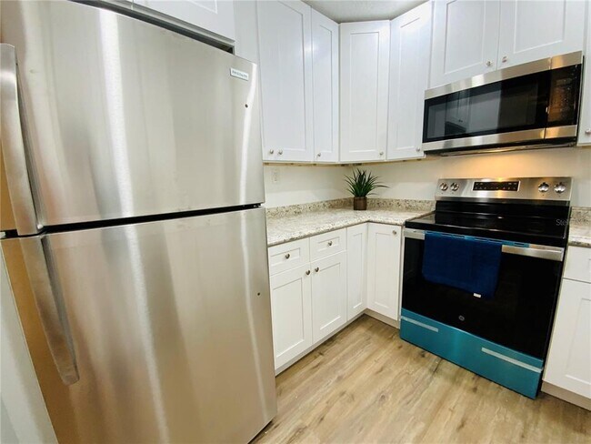 Building Photo - 305 Wellington Ct