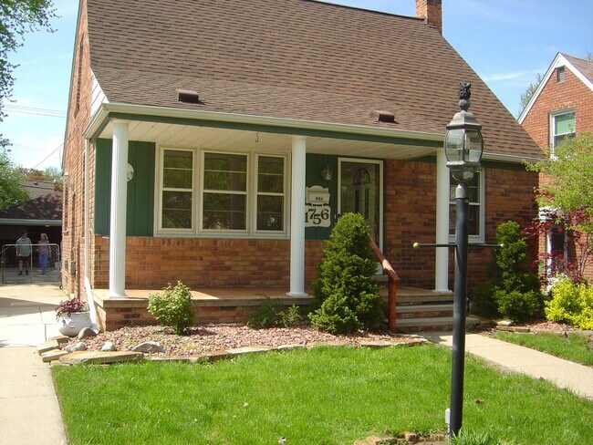 Building Photo - ADORABLE & READY TO RENT- 3 BED, 2 BATH BR...