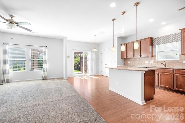 Building Photo - 2059 Blue Iris Dr