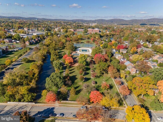 Building Photo - 102 Mercer Ct