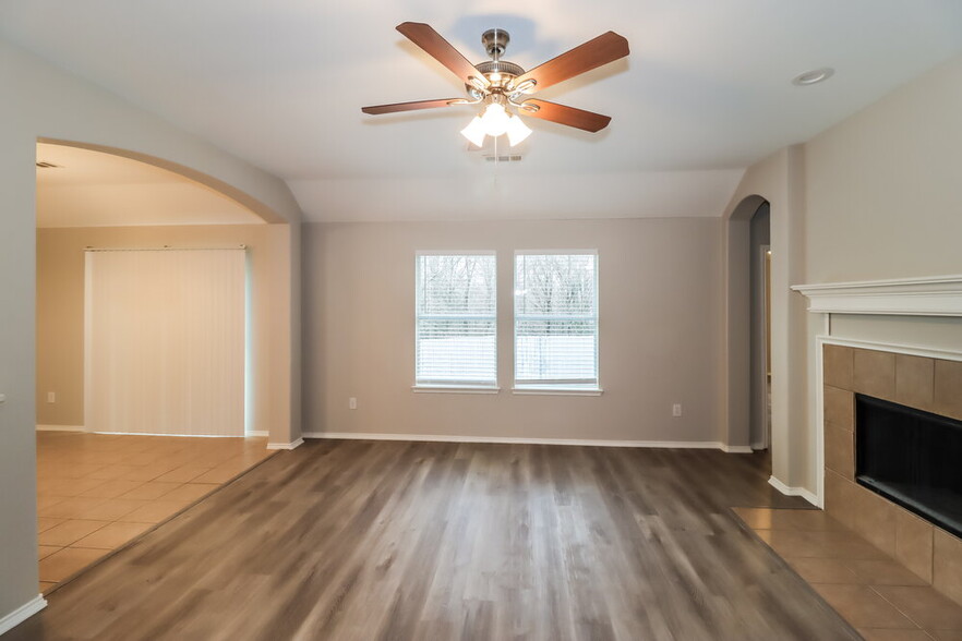 Building Photo - 904 Starling Ln