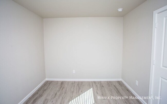 Building Photo - 2005 Kenwood Ave