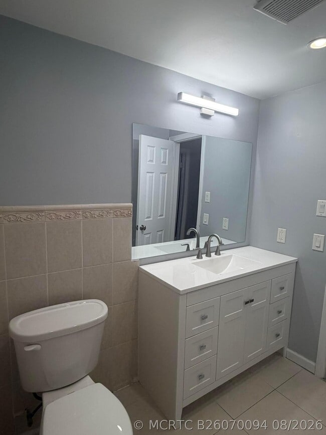 Building Photo - 2701 Middle River Dr