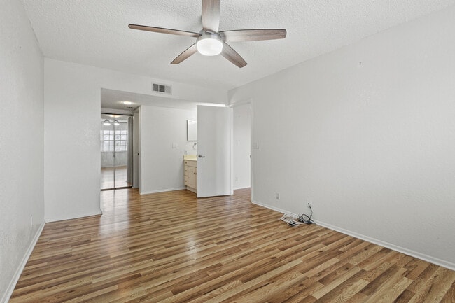 Building Photo - 1507 SE Royal Green Cir