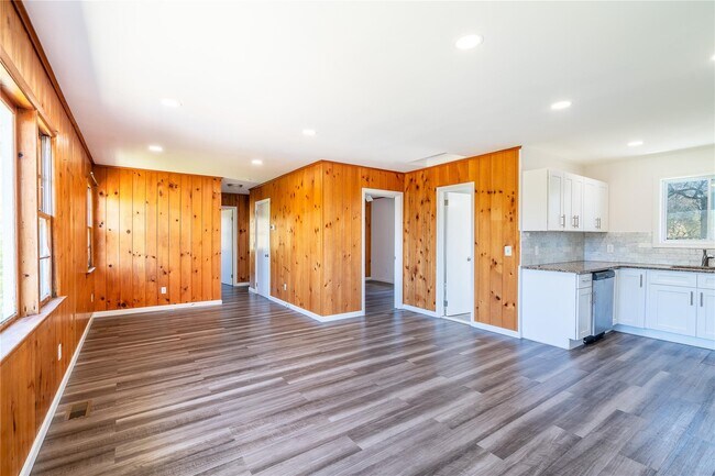 Building Photo - 315 Lake Dr
